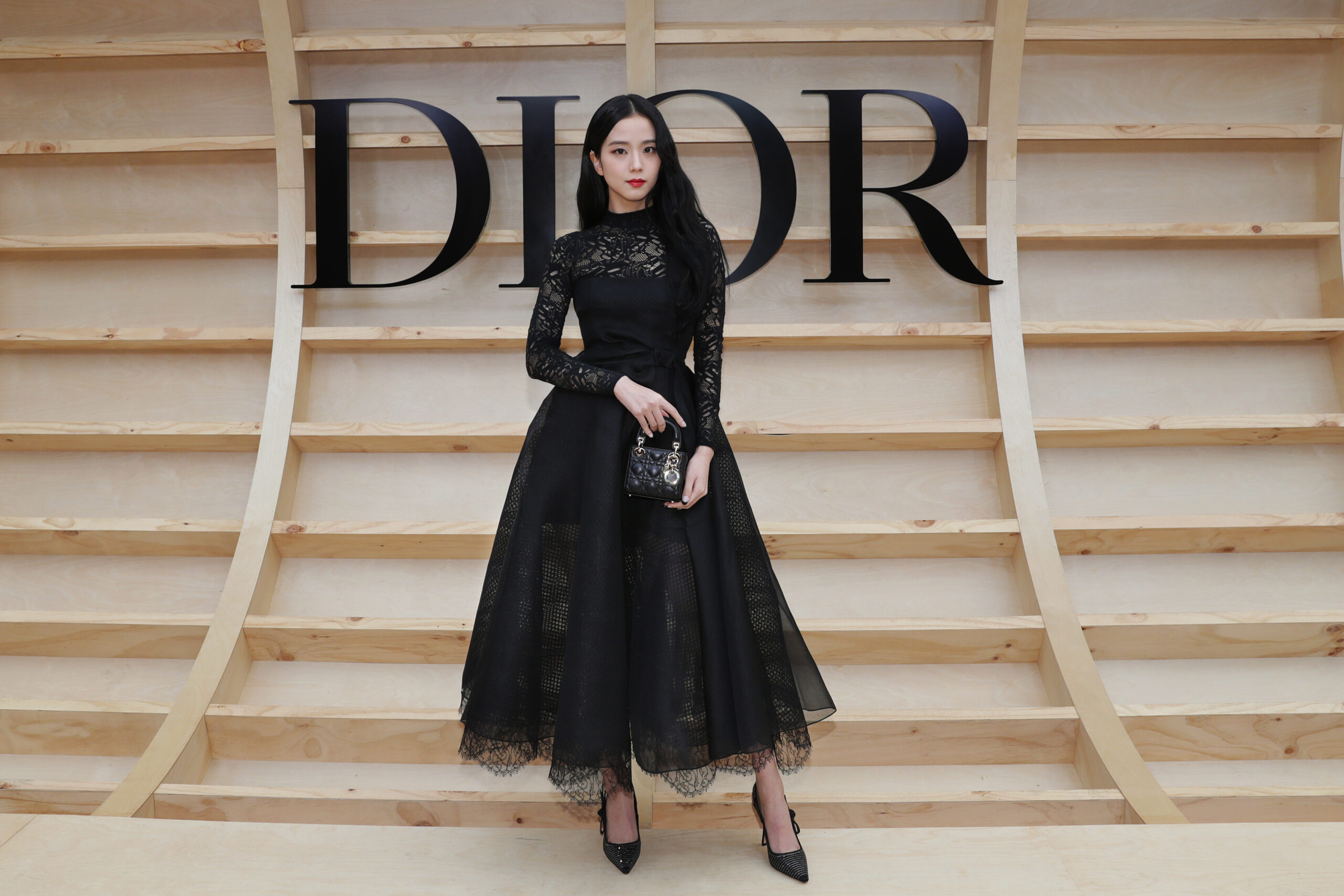 BLACKPINK ジスさん着用 DIOR ミモレ丈 フレアスカート BLACKPINKジスから女優スジまで！DIORフォール2022ショーに来場